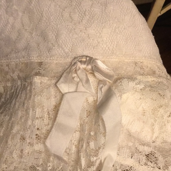 Gorgeous vintage lace half slip.      S - Picture 6 of 6